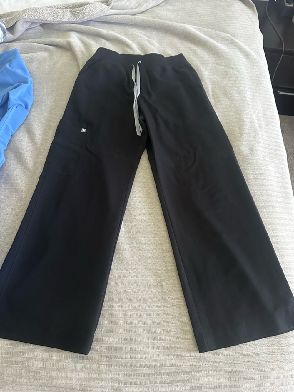 Figs High Waisted
Isabel Wide Leg - Petite Scrub- Medium 
Pant